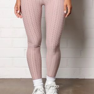 Textured scrunch butt leggings. Color is mocha, looks like a dusty pink.